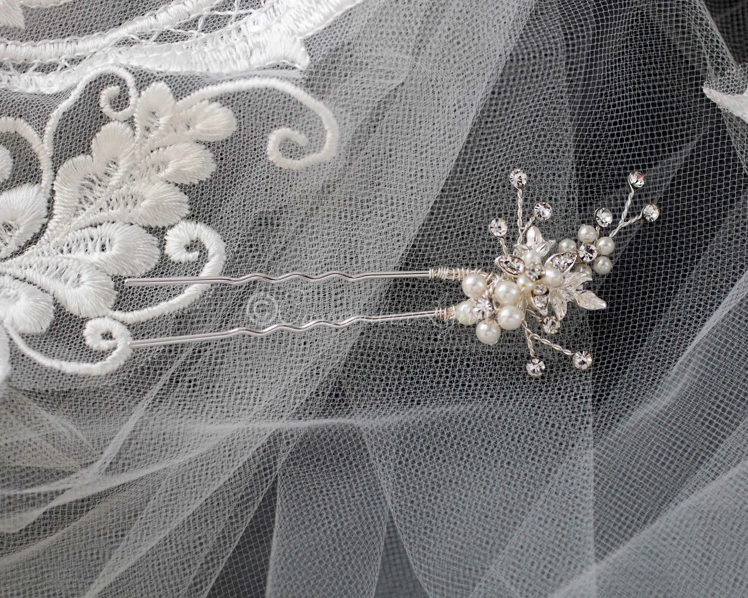 Delicate Bridal Hair Pin with Pearls